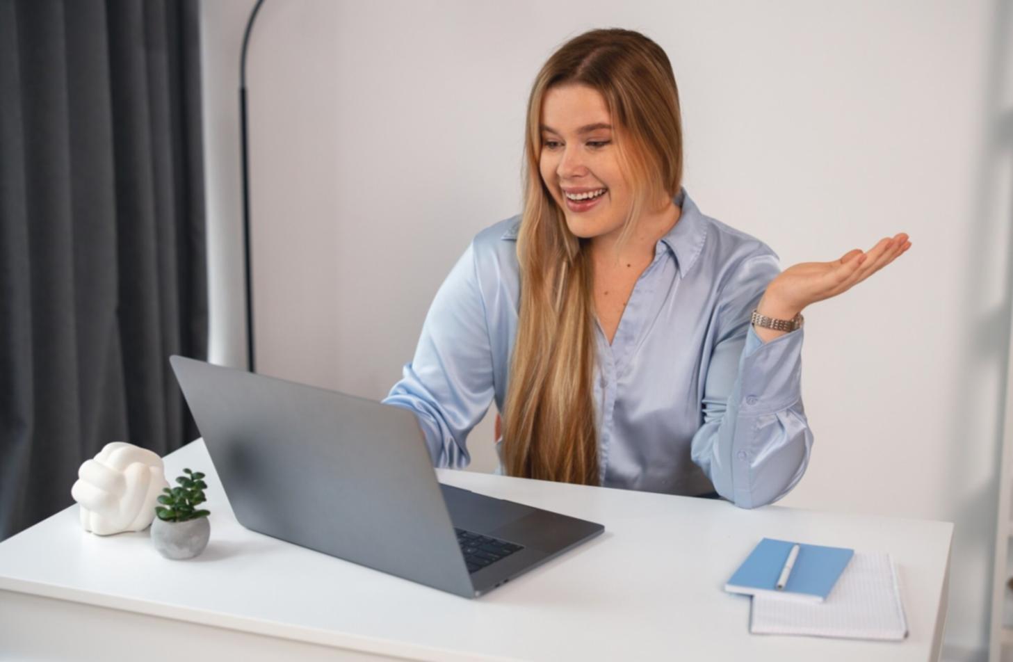 Рабочее место маркетолога с аналитическими данными